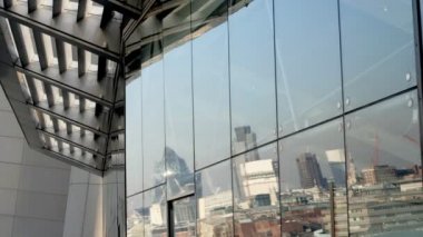 oxo kule penceresinde Londra manzarası yansıması