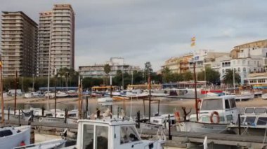 palamos kıyı kasabasında liman karşısında Timelapse