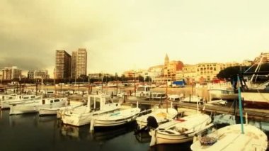 palamos kıyı kasabasında liman karşısında Timelapse