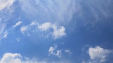 güzel hareketli bulutlar ve gökyüzü arasında kaydırma vurdu