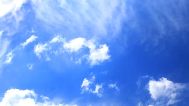 Disparo panorámica a través de hermosas nubes en movimiento y el cielo — Vídeo de stock