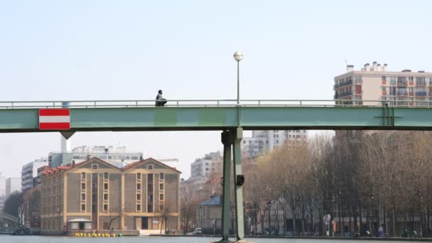 Timelapse van lopen over footbridge in Parijs — Stockvideo