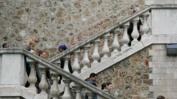 Paris'te açık merdiven yukarı ve aşağı yürüyüş — Stok video