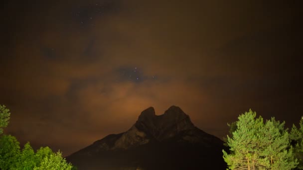 Egy éjszakai idő csillag timelapse a gyönyörű pedra forca hegyi tájra — Stock videók