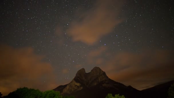 En natt tid stjärna timelapse av vackra pedra forca bergslandskap — Stockvideo