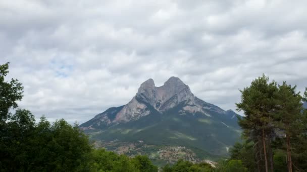 Un timelapse del hermoso paisaje montañoso de pedra forca — Vídeos de Stock