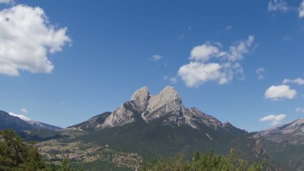 Un timelapse del hermoso paisaje montañoso de pedra forca — Vídeo de stock