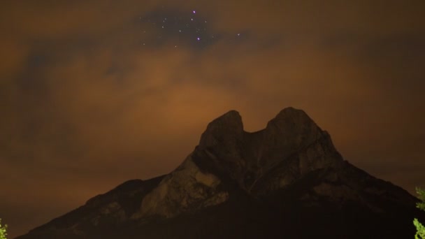 Noční době hvězda timelapse krásné pedra forca horské krajiny — Stock video