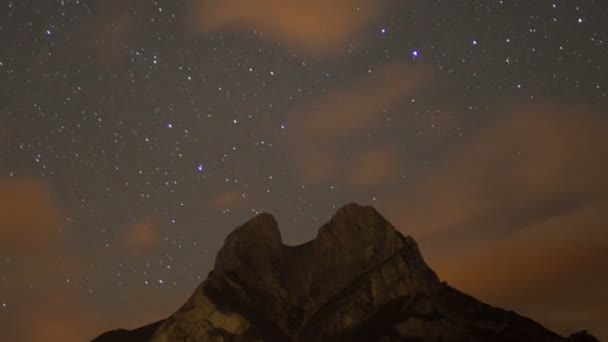 Нічний час зоряний проміжок часу красивого гірського ландшафту Форка — стокове відео