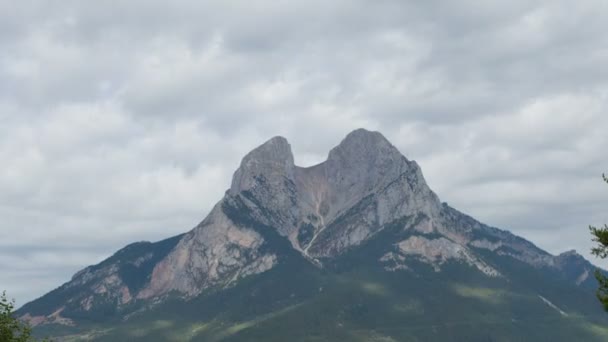 Un timelapse del hermoso paisaje montañoso de pedra forca — Vídeos de Stock