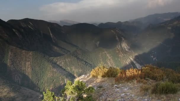 Un timelapse del hermoso paisaje montañoso de pedra forca — Vídeo de stock