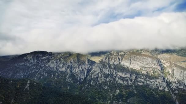 Panning shot delle montagne e del paesaggio dalla montagna pedraforca — Video Stock