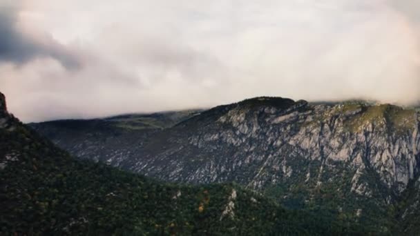 Schwenkaufnahme der Berge und Landschaft vom Pedraforca-Berg — Stockvideo