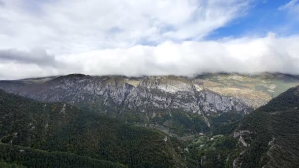 Dağlar ve sahne pedraforca dağın üzerinden yatay kaydırma — Stok video