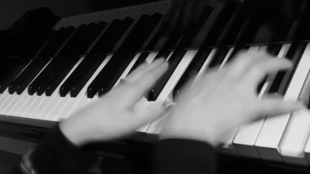 Close up van hand pianospelen — Stockvideo