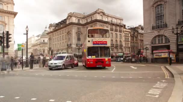 Cena de rua de piccadilly circo, Londres, Inglaterra — Vídeo de Stock