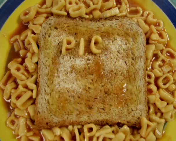 "Pick-up teef "geschreven in spaghetti letters — Stockvideo