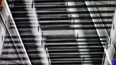 Metro giriş Barcelona'da yukarı ve aşağı gidiyor