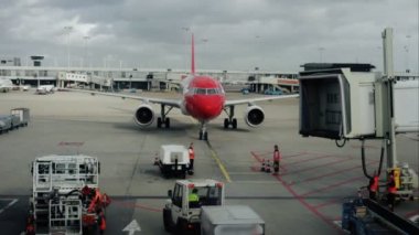 Zürih Havaalanı'nda terminal haline gelen uçak