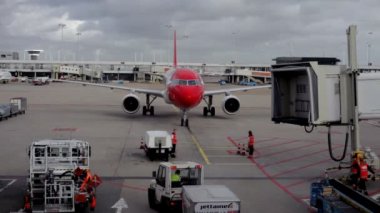 Zürih Havaalanı'nda terminal haline gelen uçak
