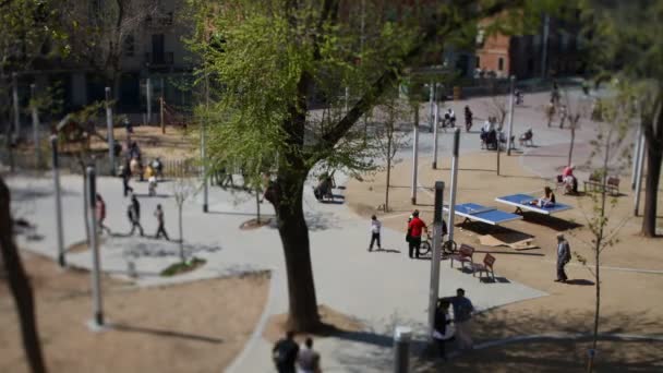 Vista de caminar por una plaza en barcelona — Vídeo de stock