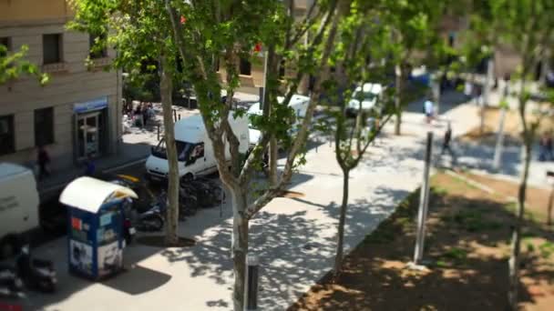 A sunny pedestrian square in barcelona — Stock Video