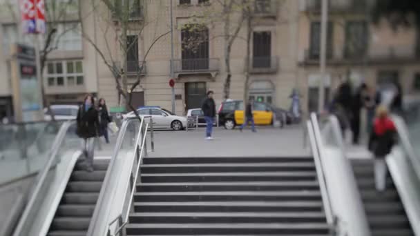 Gå upp och nedför en tunnelbana ingång i barcelona — Stockvideo