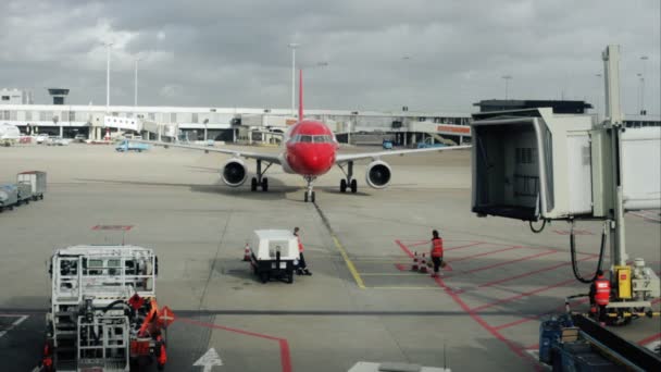 Flygplan anländer till terminalen på Zürich flygplats — Stockvideo