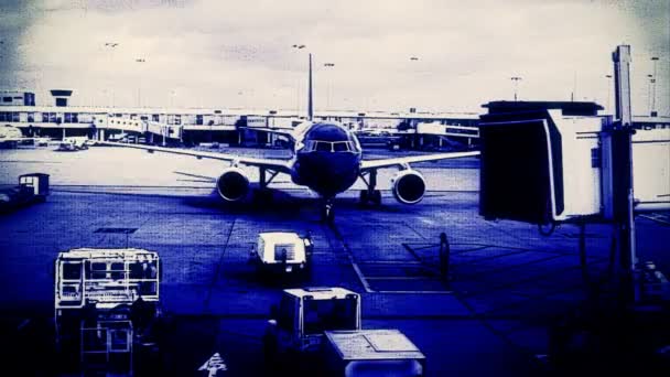Vliegtuig aankomen in terminal in zurich airport — Stockvideo