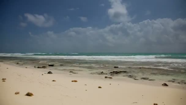 Calendário de uma praia paradisíaca vazia — Vídeo de Stock