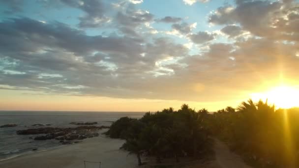 Un beau coucher de soleil sur une plage reculée de playa blanca — Video