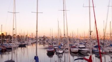 gün batımında tekne bir port Barcelona, İspanya
