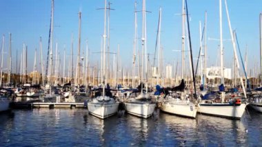 gün batımında tekne bir port Barcelona, İspanya