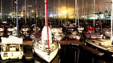 Geceleri Timelapse Barselona'nın port vell içinde kaydırma