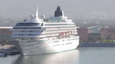 büyük bir cruise gemi ve liman puerto vallarta içinde