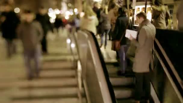 Subiendo y bajando por una entrada de metro — Vídeos de Stock