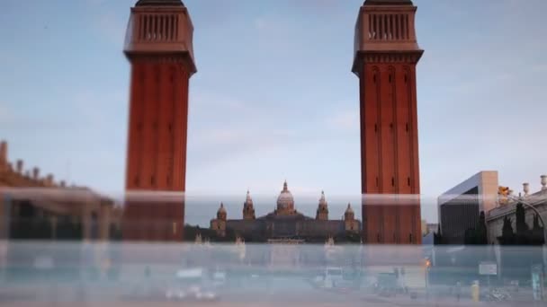 Corrida de tráfego no início da noite, em plaza de espana — Vídeo de Stock