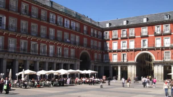 Madrid ünlü placa mejor güneşli bir öğleden sonra — Stok video