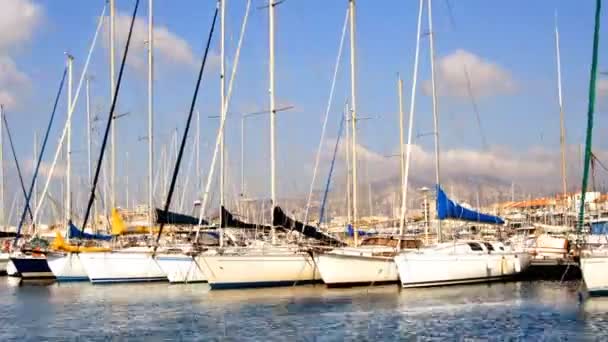 Timelapse de yates y barcos en un pequeño puerto bonito en Marsella — Vídeos de Stock