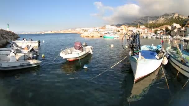 Zeitraffer von Yachten und Booten in einem kleinen hübschen Hafen in Marseille — Stockvideo