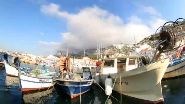 Timelapse de iates e barcos em um pequeno porto bonito em Marselha — Vídeo de Stock