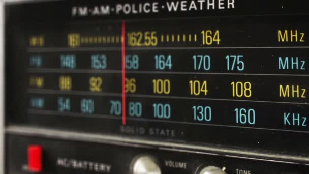 Stop motie van een grote retro radio met politie band — Stockvideo