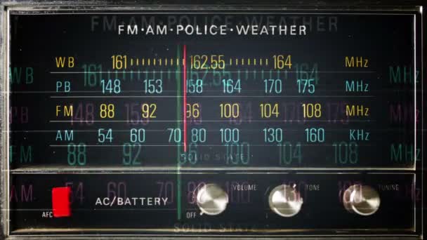 Stop-Motion eines großen Retro-Radios mit Polizeiband — Stockvideo