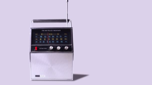 Stop motion d'une grande radio rétro avec bande de police 