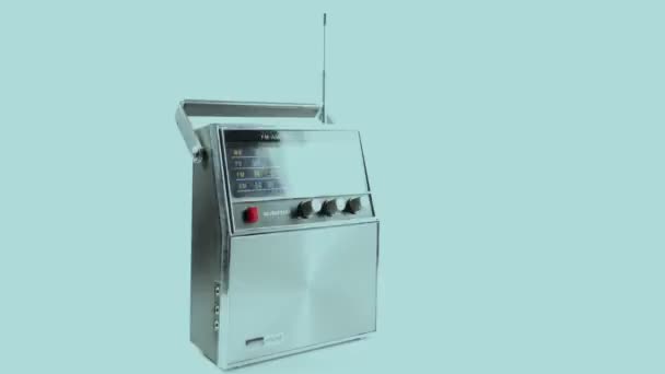Stop motion d'une grande radio rétro avec bande de police 