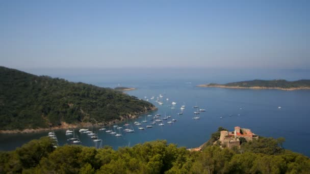 Calendário dos barcos que se deslocam no mar — Vídeo de Stock