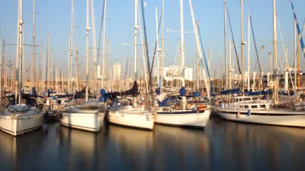Barcos ao pôr do sol em um porto em Barcelona, Espanha — Vídeo de Stock