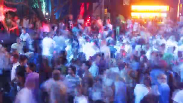 Tiro de DJ tocando por trás olhando para a multidão — Vídeo de Stock
