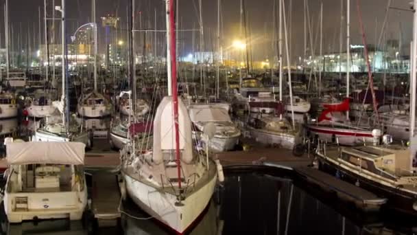 Panorámica timelapse en el puerto de barcelona vell por la noche — Vídeo de stock