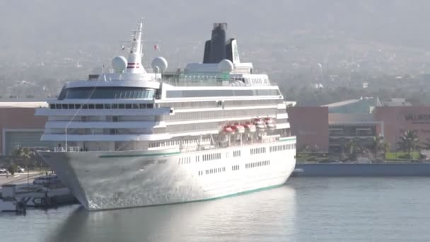 Ένα μεγάλο κρουαζιερόπλοιο στο λιμάνι σε puerto vallarta — Αρχείο Βίντεο